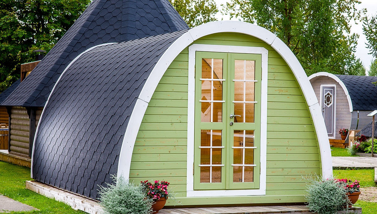 Pod vert avec grandes portes vitrées